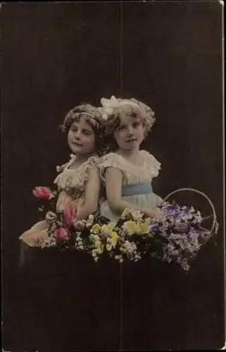 Ak Zwei junge Mädchen in weißen Kleidern mit Blumen
