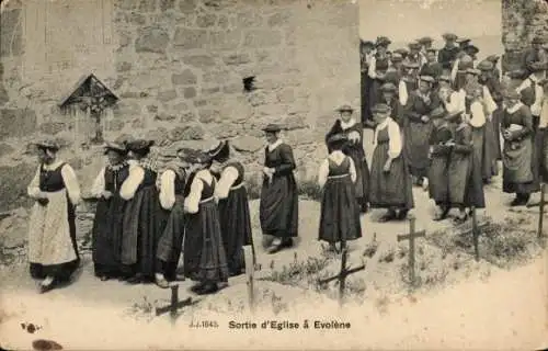 Ak Evolène Kanton Wallis, Sortie d'Eglise, Frauen in Tracht verlassen die Kirche, davor ein Fr...