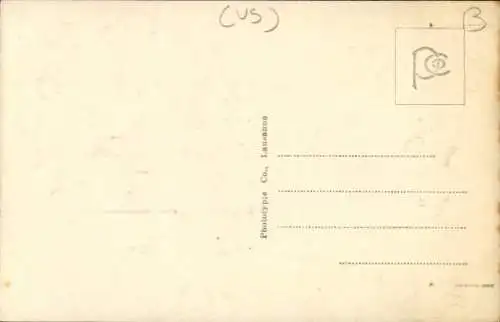 Ak Evolène Kanton Wallis, Eine junge Frau in Tracht steht vor einer Holzwand.