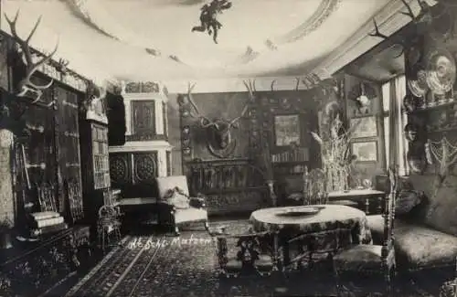 Ak Reith im Alpbachtal Tirol, Schloss Matzen, Elegantes Zimmer, Jagdtrophäen, antike Möbel, dekor