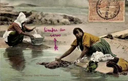 Ak Whakarewarewa Rotorua Neuseeland, Zwei Maori Frauen waschen Wäsche in einem Fluss, im Hinte...