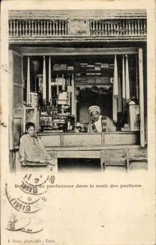 Ak Tunis Tunesien, Eine schwarz-weiße Fotografie zeigt einen Mann mit Fez, der in einem Geschä...