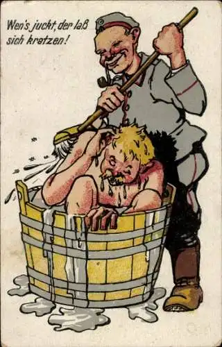 Ak Hansestadt Rostock, Soldat schrubbt einen Mann in einer Badewanne mit einer Bürste, während...