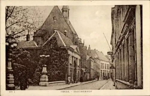 Ak Breda Nordbrabant Niederlande, zeigt das Beginenhof in  eine Kirche, einige Häuser und eine...