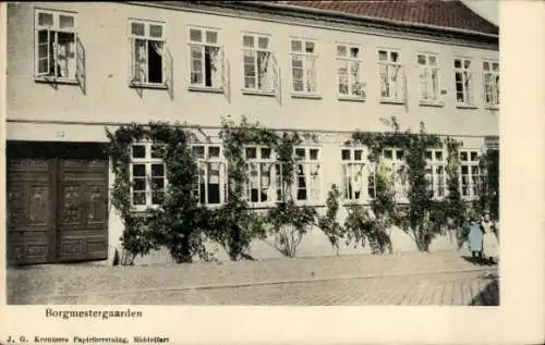 Ak Middelfart Dänemark, Borgmestergaarden, historische Gebäude, Fenster mit Bepflanzung,Menschen