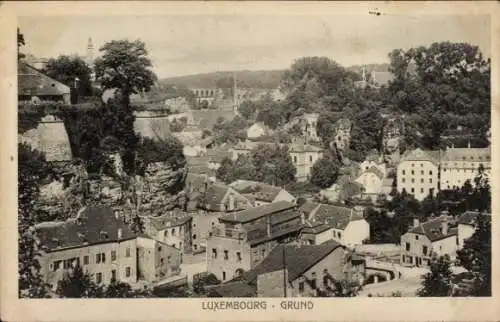 Ak Luxemburg Luxembourg, Blick auf Grund, Stadtansicht, Hügel, alte Häuser, Brücke im Hintergrund