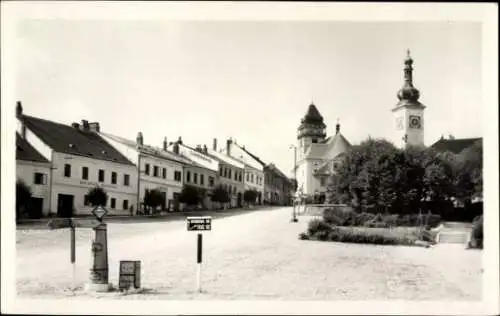 Ak Dačice Datschitz Südböhmen, Straßenansicht, Kirche