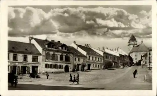 Ak Dačice Datschitz Südböhmen, Stadtansicht,  Gebäude, Wolken, Straße, Personen, Fahrzeuge