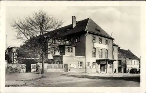 Ak Chomutov Komotau Region Aussig, Sokolský dům, s Gebäude, schwarz-weiß, Straßenansicht