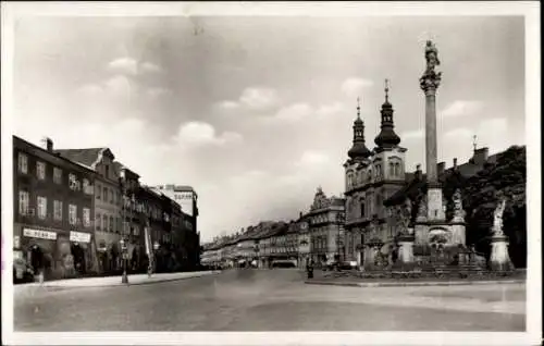 Ak Hradec Králové Königgrätz Stadt, Stadtplatz,  Gebäude, Säule, Kirchen, alte Architektur