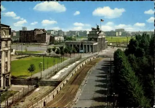 Ak Berlin Mitte, Alexanderplatz, Brandenburger Tor, grüne Wiese, blauer Himmel, historische Ar...