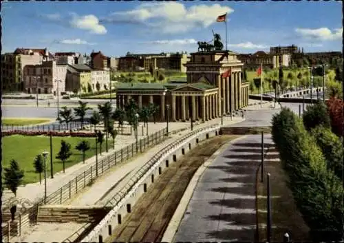 Ak Berlin, Brandenburger Tor nach dem 13. August 1961, Mauer