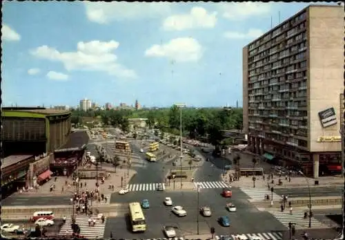 Ak Berlin Mitte, Alexanderplatz, Stadtansicht mit Verkehr, Hochhäusern, klarer Himmel