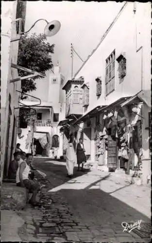 Ak Sidi Bou Saïd Tunesien, Altstadtgasse, Menschen, Gebäude, hoher Turm, Geschäfte