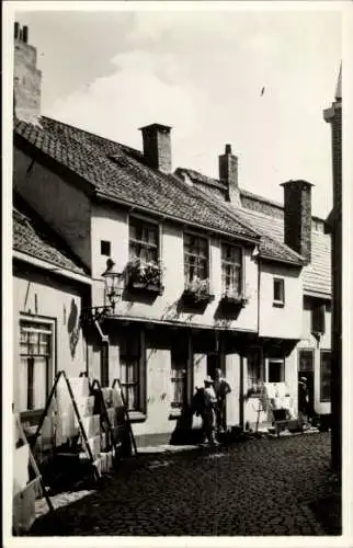 Ak Zwolle Overijssel Niederlande, Schmaler Straßenabschnitt, historische Gebäude, schöne Fenst...