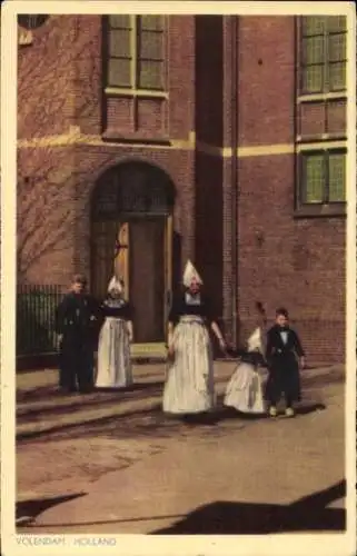 Ak Volendam Nordholland Niederlande, Traditionelle Tracht, Frauen mit Haube, Kinder, Gebäude i...