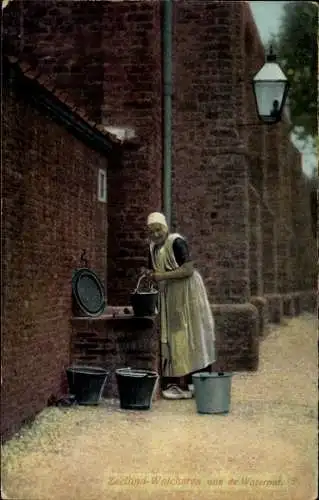 Ak Walcheren Zeeland, Aan de Waterput, Frau mit Eimern