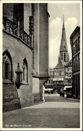 Ak Zwolle Overijssel Niederlande, Historische Architektur, schmale Straße, hoher Kirchturm, Ma...