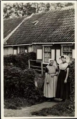 Ak Zuid Beveland Zeeland Niederlande, Katholische und protestantische Frauen in Tracht