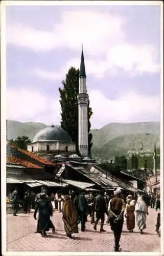 Ak Sarajevo Bosnien Herzegowina, Marktstraße, Moschee, Minarett, Berge im Hintergrund