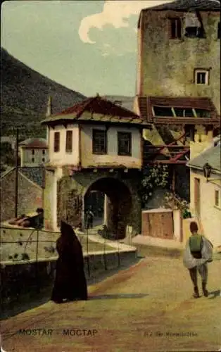 Ak Mostar Bosnien Herzegowina, Stadtansicht, Römerbrücke, Gebäude, Berglandschaft
