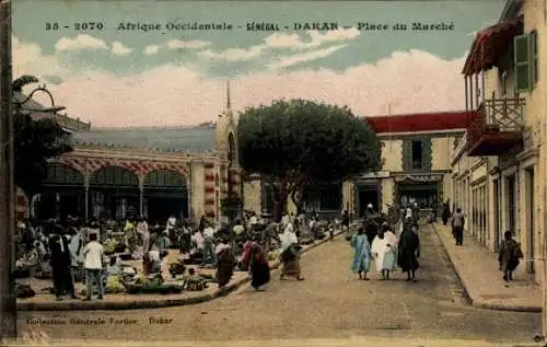 Ak Dakar Senegal, Marktplatz, afrikanische Architektur, Marktleben, Menschenmengen