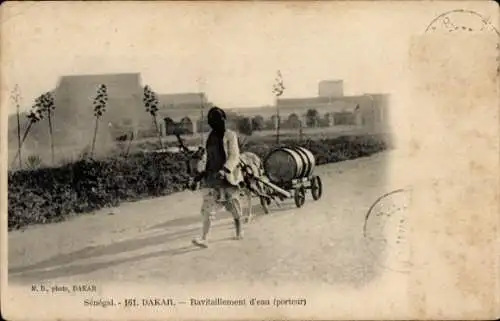 Ak Dakar Senegal, Mann mit Wagen, Wasserlieferung, Umgebung von Dakar