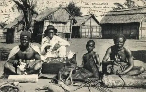 Ak Madagaskar Madagascar, Männer in traditioneller Kleidung, Handwerker, ländliche Szenerie, H...