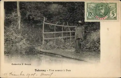 Ak Dahomey Benin, Mann am Wasser, Holzbrücke, ländliche Umgebung