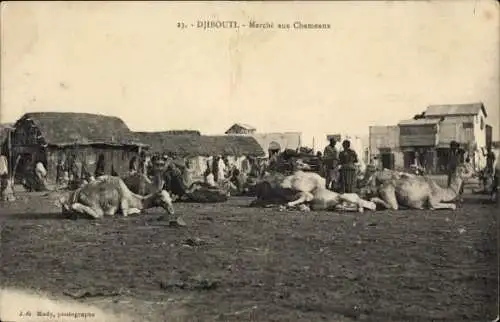 Ak Djibouti Dschibuti, Markt mit Kamelen, Menschen, Wüste, traditionelle Architektur