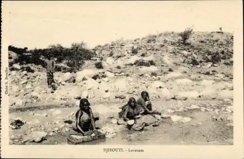 Ak Djibouti Dschibuti, Drei Frauen am Wasser, Wäsche waschend, felsige Umgebung, ein Mann im H...