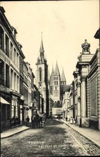 Ak Tournai Wallonien Hennegau, Straße mit m Gebäude, Kathedrale im Hintergrund, Pferdefuhrwerk