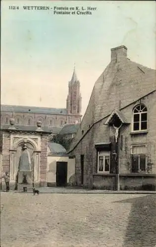 Ak Wetteren Ostflandern, Brunnen, K. L. Heer, Kreuzigung, Kirche im Hintergrund