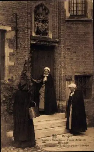Ak Bruges Brügge Flandern Westflandern,  Frau vor der Tür,  Atmosphäre, traditionelle Frauen, alt