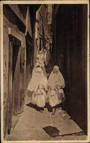 Ak Algier Alger Algerien, Enge Gasse, Frauen in traditioneller Kleidung,  Atmosphäre