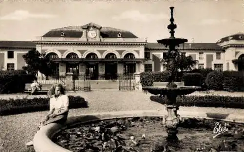 Ak Marmande Lot-et-Garonne, Bahnhof, Brunnen, Dame sitzt, Bäume, Gartenanlage