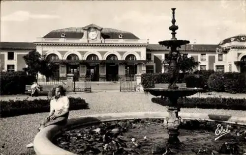 Ak Marmande Lot-et-Garonne, Brunnen, Garten, Bahnhof, Gebäude, Frau