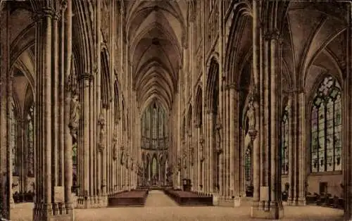 Ak Köln am Rhein, Innenansicht des Kölner Doms, hohe Säulen, bunte Fenster