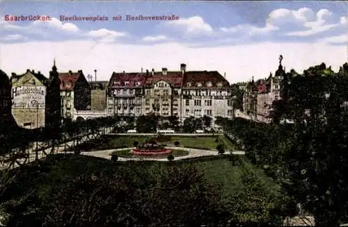 Ak Saarbrücken im Saarland, Beethovenplatz, Beethovenstraße, Handelsschule, Parkanlage,  Gebäude