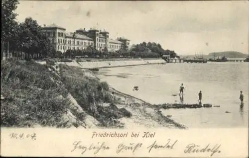 Ak Friedrichsort Kiel, Historisches Gebäude, Wasseransicht, Menschen am Strand, Gründerzeitstil