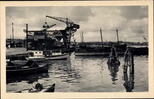 Ak Flensburg in Schleswig Holstein, Hafenansicht, Boote, Kran, Wasseroberfläche