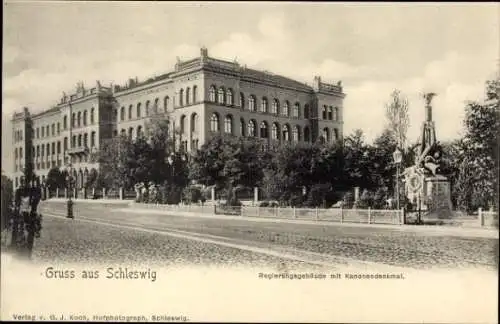 Ak Schleswig an der Schlei, Regierungsgebäude, Kanonendenkmal, Gruss aus Schleswig