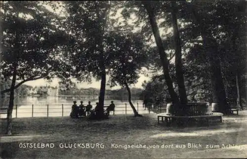 Ak Glücksburg in Schleswig Holstein, Ostseebad, Königseiche, Uferpartie, Menschen, Schlossblick