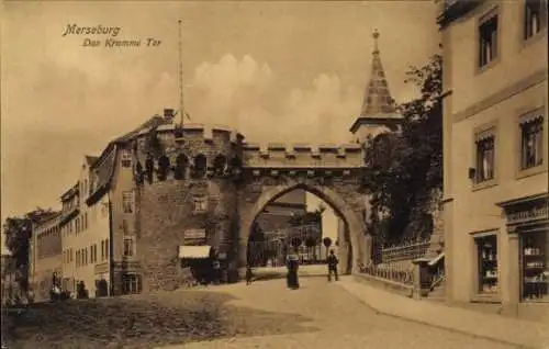 Ak Merseburg an der Saale, Blick durch das Krumme Tor, Geschäft