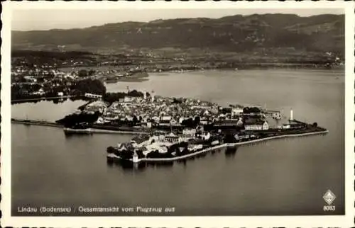 Ak Lindau am Bodensee Schwaben, Luftansicht von  Bodensee, Gesamtansicht vom Flugzeug