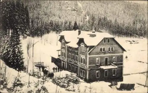 Ak Rübenau Marienberg im Erzgebirge Sachsen, Schneebedecktes Gebäude, umgeben von Wäldern und Ber