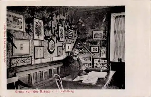 Ak Bad Staffelstein am Main Oberfranken, Staffelberg, Zimmer mit Bildern, Tisch, Mann sitzt, viel