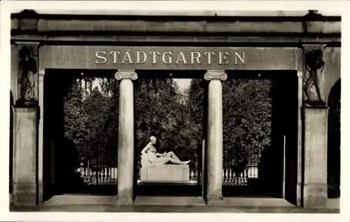 Ak Karlsruhe in Baden, Stadtgarten, Eingangsportal, Statue, Grünanlagen