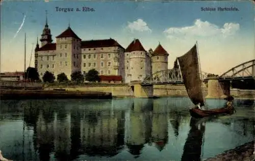 Ak Torgau an der Elbe, Schloss Hartenfels, Wasser, Segelboot, Brücke, Stadtansicht