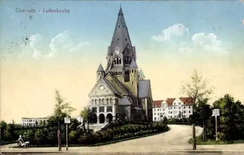 Ak Chemnitz in Sachsen, Lutherkirche,  Kirche, grüne Landschaft, blauer Himmel